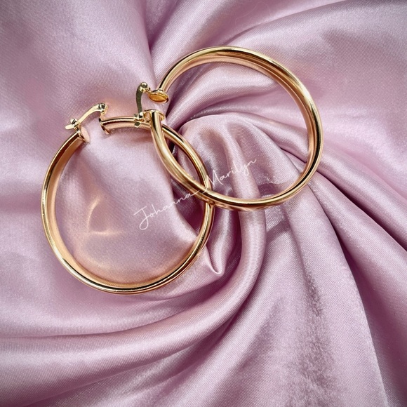 18k Gold Filled Diamond Cut Design Hoop Earrings 1.75” ✨ - Picture 3 of 9